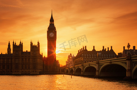 日落时伦敦著名的大本钟钟楼