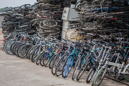 堆摄影照片_一堆废自行车