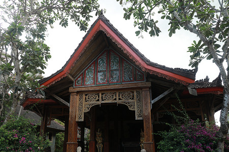 带露台的传统印尼风格木制小房子的正面图。