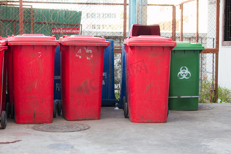 蓝色、红色垃圾桶、回收桶、垃圾桶和公立医院。
