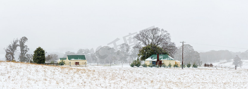 雪景中的农舍和附属建筑