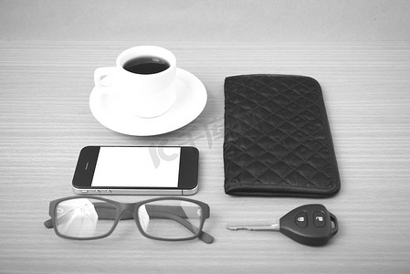 咖啡、电话、车钥匙、眼镜和钱包