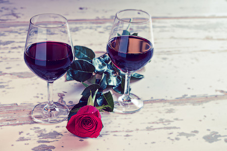 两杯红酒和一朵玫瑰