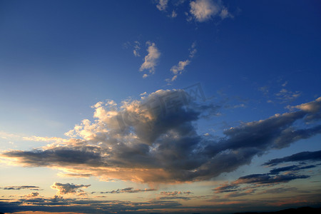 蓝色红色夕阳天空背景