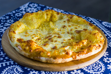 格鲁吉亚传统食品 khachapuri、奶酪和面包。