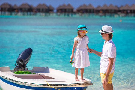 热带海滩度假期间的小女孩和爸爸