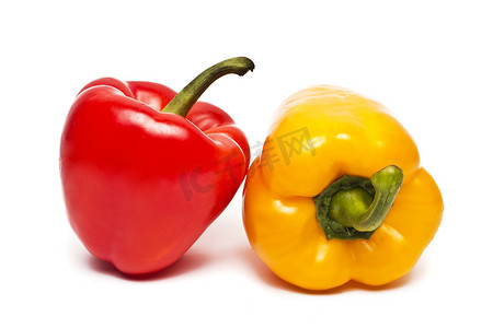 两个甜椒（保加利亚辣椒）隔离在白色
