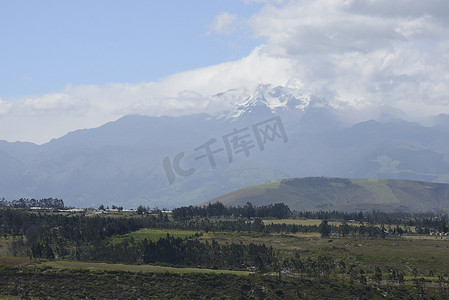 拉丁美洲风景如画的绿色山景。