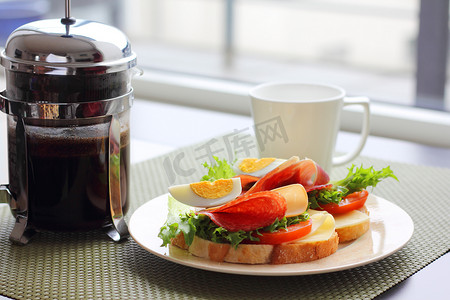 咖啡三明治摄影照片_含三明治和咖啡的早餐