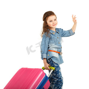 一个漂亮的小女孩的画像，轮子上有大粉色手提箱