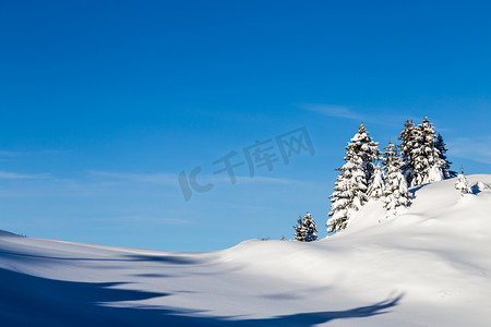 山上白雪覆盖，云雾缭绕