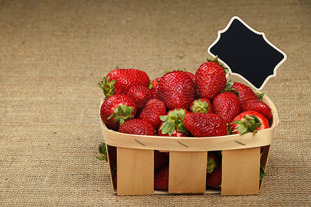 篮子里的草莓，画布上标有价格