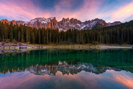 南博摄影照片_Carezza 湖 (Lago di Carezza, Karersee) 与拉特马尔山，博尔扎诺省，南蒂罗尔，意大利。 