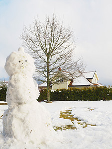 近邻摄影照片_花园里的雪人半熟，没有围巾、帽子和胡萝卜