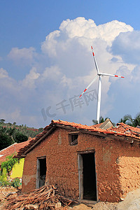印度农村带风车的旧泥屋