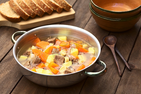 牛肉土豆面条摄影照片_称为 Gulyasleves 的匈牙利汤