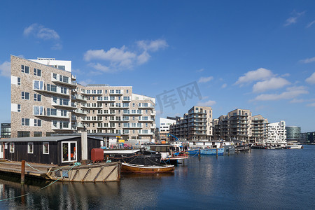 丹麦哥本哈根的现代公寓和船屋
