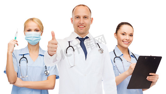 医生竖起大拇指摄影照片_一群微笑的医生竖起大拇指