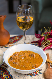 格鲁吉亚传统食品汤 Kharcho 或核桃酱配牛肉粉、干红辣椒、西红柿和其他成分。