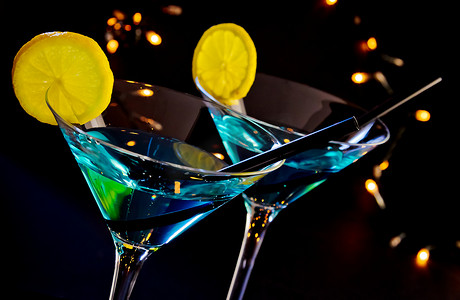 迪斯科酒吧桌上的蓝色鸡尾酒饮料，俱乐部氛围