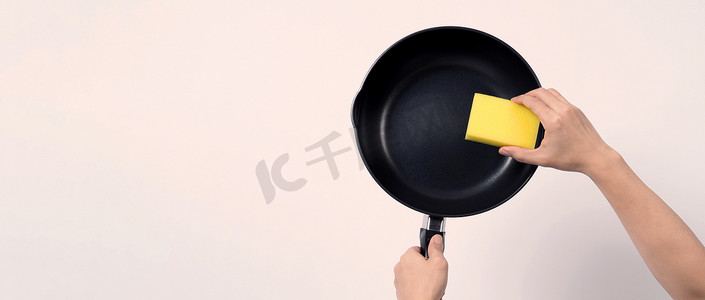 洗锅摄影照片_亚洲人用洗碗海绵和白色 bac 清洗锅
