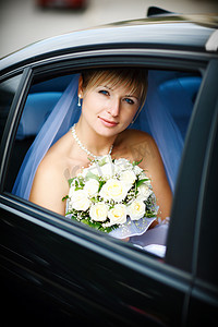 新娘在婚车里的画像