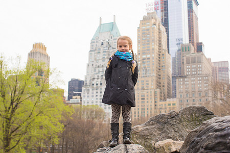 可爱的小女孩在纽约中央公园