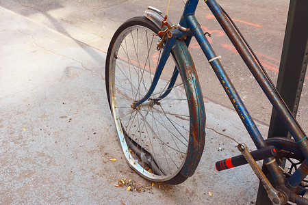 车轮的辐条摄影照片_废弃生锈自行车上的轮胎松了