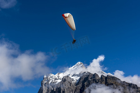 瑞士高山摄影照片_瑞士高山滑翔伞