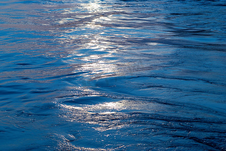 太阳线摄影照片_与太阳线的蓝色水