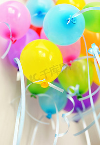 一堆漂浮的彩色气球和绳子