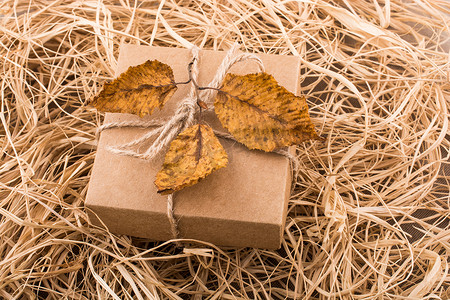 礼品盒上落下的秋叶