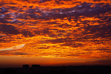 天空中燃烧的夕阳的颜色