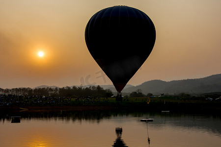 日落时湖上热气球的剪影