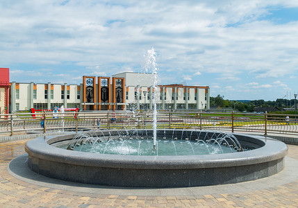 城市文化中心大楼附近广场上朴素的圆形喷泉