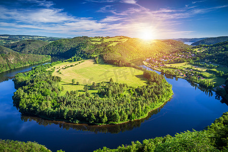 从捷克共和国 Solenice 观景台看伏尔塔瓦河马蹄形曲流