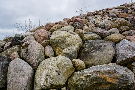 拉脱维亚命运花园 Koknese 的石头。