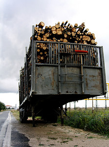 堆放木材的拖车
