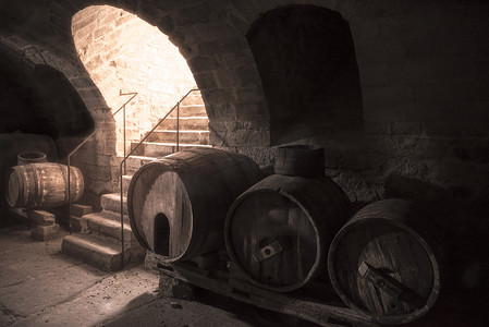 酒窖背景摄影照片_有木桶和石台阶的老酒窖