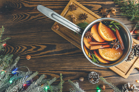 添加香料和柑橘的圣诞热红葡萄酒