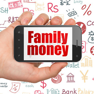 银行概念：手持智能手机，展示家庭资金