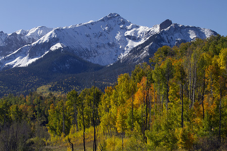 白色锯齿摄影照片_圣胡安山的锯齿状山峰和秋天的颜色