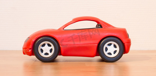 小汽车玩具摄影照片_透明彩色小汽车玩具