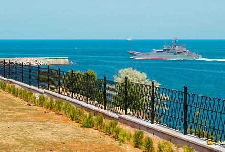 俄罗斯军舰从海湾出发。