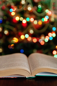 蜡烛光背景模糊的圣诞节和圣经
