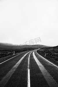 黑白道路摄影照片_塔斯马尼亚乡村的道路和山脉。