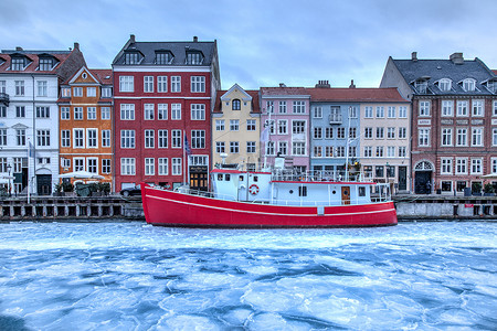 结冰的 Nyhavn 运河在哥本哈根，丹麦