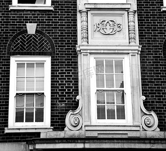 红色文化墙摄影照片_在欧洲伦敦旧红砖墙和历史窗口