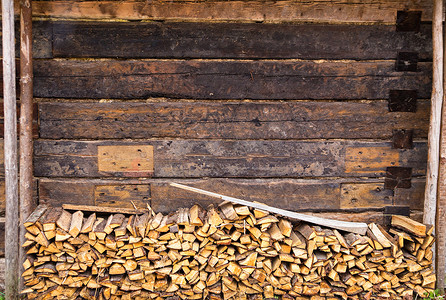 棕色旧谷仓的木桩和木墙
