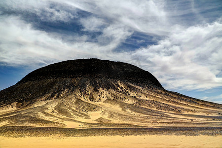 埃及巴哈里亚黑沙漠的山地景观